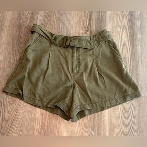 Loft Green 100% Lyocell Chino Belted Shorts Women’s size Medium NWT